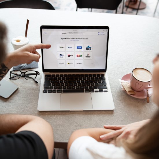 bank-id-notebook-kavarna-muz-zena