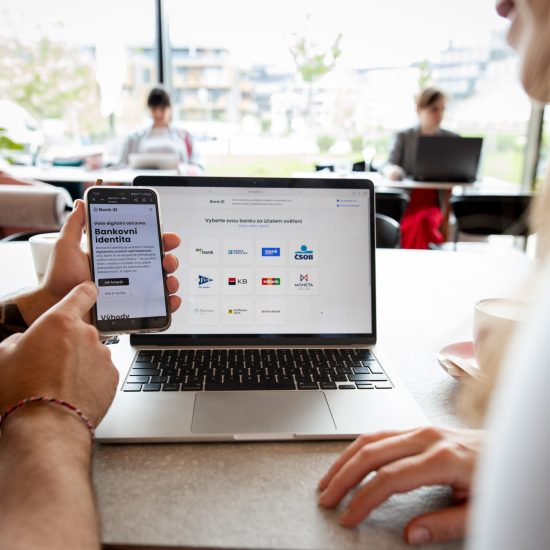 bank-id-notebook-mobil-kavarna-muz-zena